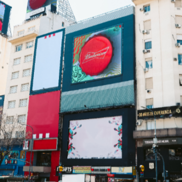 La cerveza Budweiser se sumó al lanzamiento del lineup del Lollapalooza Argentina 2024, a través de pantallas en Avenida 9 de Julio