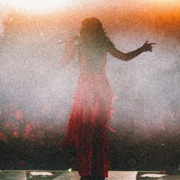 Lali Espósito y «KO», un repaso de sus shows europeos: «Un pequeño resumen de la fuerza, la alegría ,la entrega y la felicidad con la que la viví, y la canción habla  de la valoración personal», expresa
