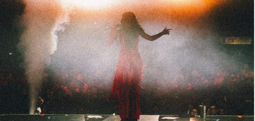 Lali Espósito y «KO», un repaso de sus shows europeos: «Un pequeño resumen de la fuerza, la alegría ,la entrega y la felicidad con la que la viví, y la canción habla  de la valoración personal», expresa