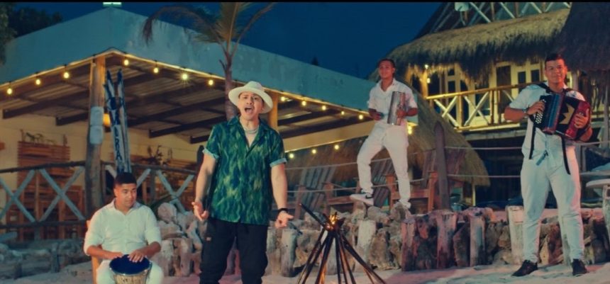 Al ritmo del vallenato, el panameño Nigga y su sorprendente canción y videoclip de «Ay Amor», filmada en el barrio de Getsemaní de Cartagena