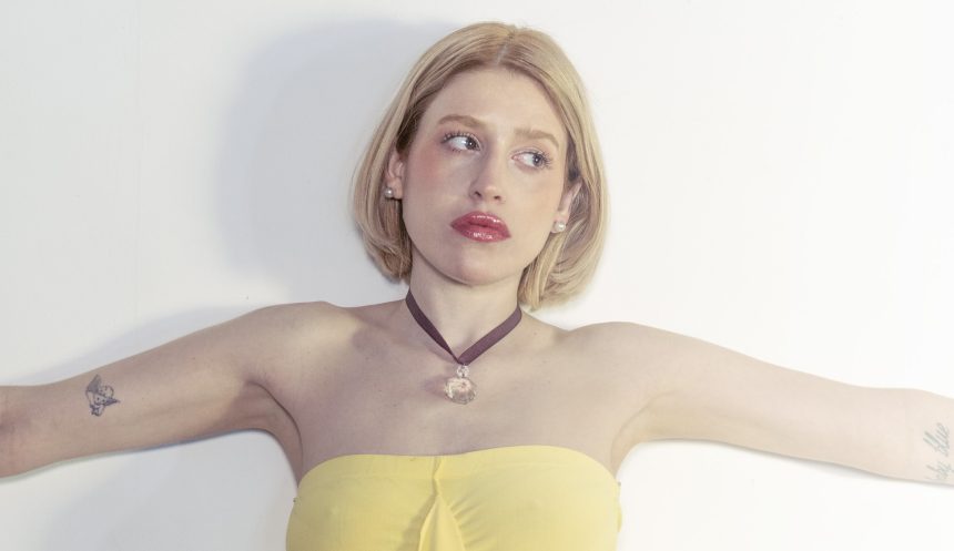Con acento en lo confesional, la cantautora Fransia explica el por qué del álbum nuevo, «Vida real»: «Pasé de hablar de un mundo mucho más sutil y abstracto a decir cosas humanas y directas»