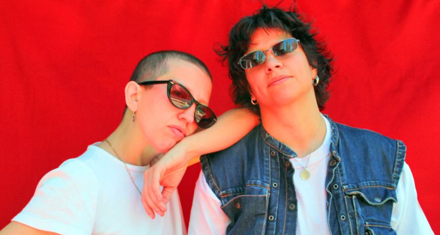 Ibiza Pareo y su disco «Por si acaso se acaba el mundo»: «Es una celebración a estas canciones que nos atravesaron, con sus letras, sus sentimientos o por haberlas bailado muchas veces», señalan