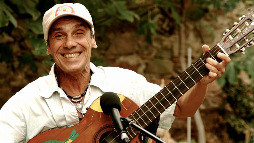 Después de varios años, Manu Chao regresa a Argentina para una serie de conciertos que incluye Buenos Aires, Córdoba y Rosario