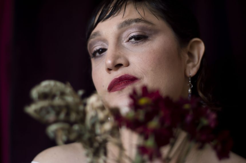 Con una propuesta de folklore rockero y feminista, la cantante y música Vero Marjbein deslumbra a través de su nuevo disco, «Buscando el sol»