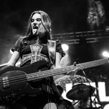La joven cantante y multi-instrumentista argentina, Daniela Milagros, es la elegida para abrir el show de Slash ft. Myles Kennedy & The Conspirators en el Movistar Arena