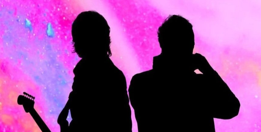 Liam Gallegher, sobre «Just Another Rainbow» junto a John Squire: «Las melodías son geniales y las guitarras son un hecho obvio. Pero si sacamos las malditas guitarras podemos tocar las canciones en forma acústica y seguirán maravillando»