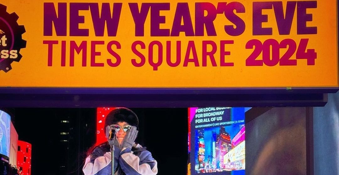 María Becerra brilló en el Time Square con una enganchado de canciones, por lo que fue ovacionada en el invierno neoyorquino