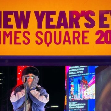 María Becerra brilló en el Time Square con una enganchado de canciones, por lo que fue ovacionada en el invierno neoyorquino
