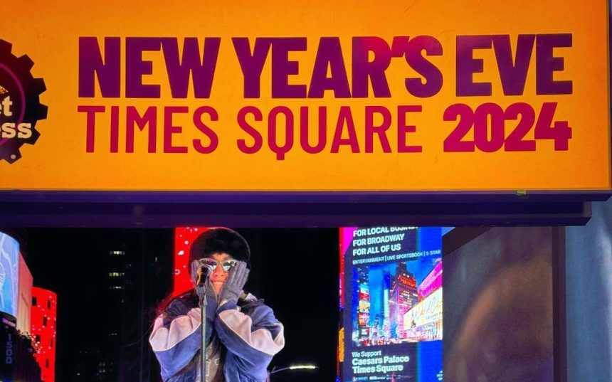 María Becerra brilló en el Time Square con una enganchado de canciones, por lo que fue ovacionada en el invierno neoyorquino