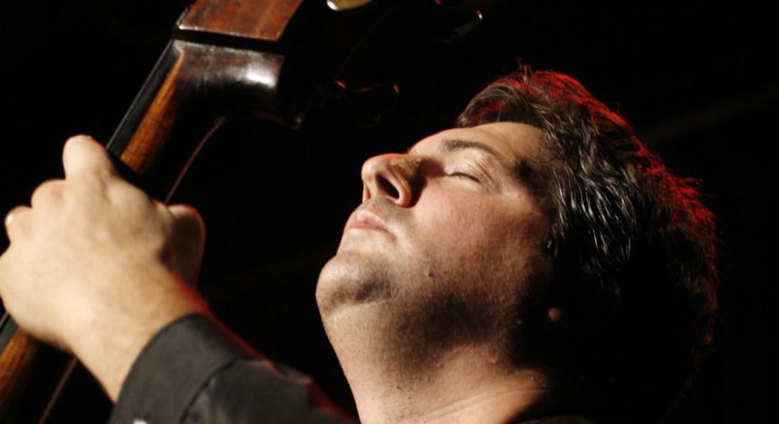 El genial contrabajista de tango, Juan Pablo Navarro, junto a su septeto, presenta en vivo su disco «Visiones pandémicas»