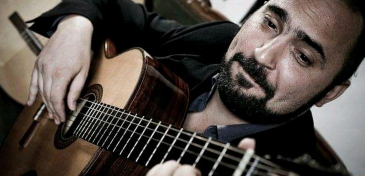 El guitarrista Marcos Larrañaga habla sobre su disco «Jardín de Infierno»: «Una necesidad de embellecer o hacer más tolerable este eterno presente en el que estamos atrapados»