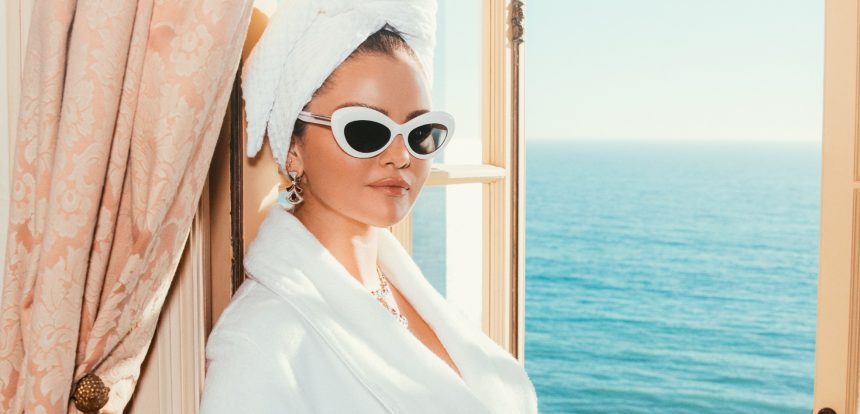 Selena Gomez sintetiza a través del single pop «Love On» cómo fue su vida mientras vivió en París el año pasado
