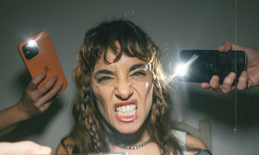 Luego de su gira internacional, Sara Hebe se presentará en el Teatro Flores con el fin de seguir difundiendo las canciones de su último disco, «Sucia Estrella»