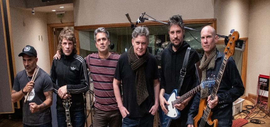 «La gente», nuevo single de Ella Es Tan Cargosa: «Una melodía muy en el estilo de las de Elvis Costello, con muchas notas para poder escribir un texto extenso arriba», revela el cantante Rodrigo Manigot