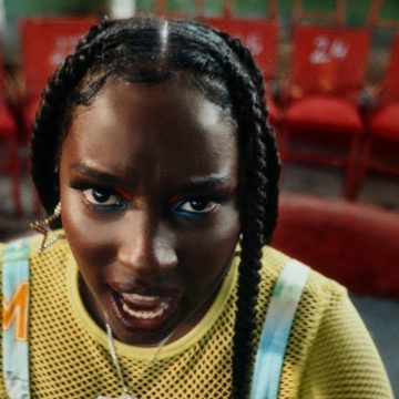 La gran rapera dominicana, J Noa, se desahoga con «Era de cristal», su nuevo tema acerca de los problemas comunes entre adolescentes en la actualidad