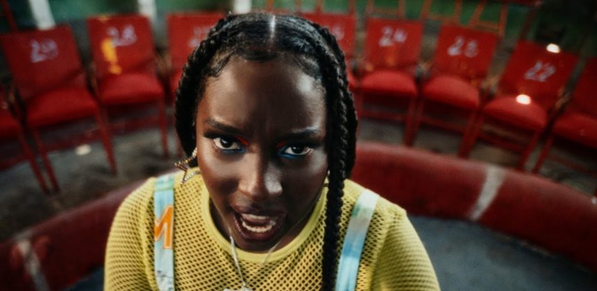 La gran rapera dominicana, J Noa, se desahoga con «Era de cristal», su nuevo tema acerca de los problemas comunes entre adolescentes en la actualidad