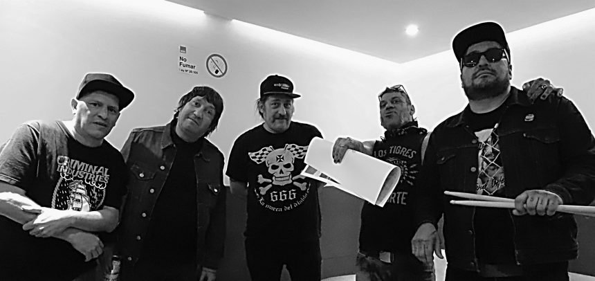 2 Minutos reversiona su canción testimonial «Tema de Adrián» junto al grupo mexicano Enjambre