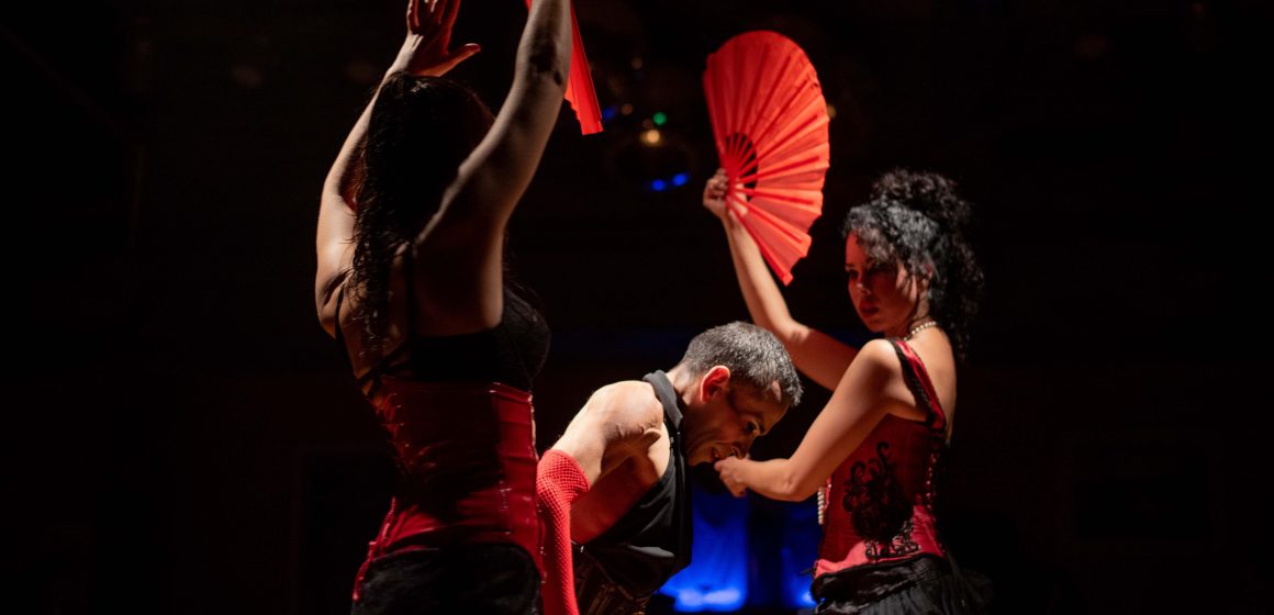 «Cabaret Porteño», tango, bailarines y burlesque : «Una invitación a experimentar nuestra historia y nuestra identidad cultural», dice su director, Emmanuel Calderón