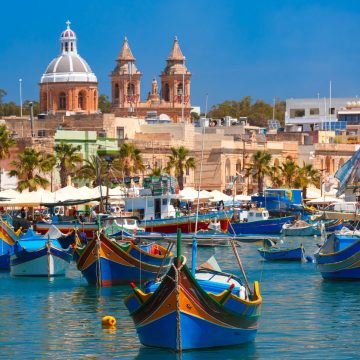 Malta y su conjunto de islas que se encuentran en el Mar Mediterráneo; reúne maravillas arqueológicas, una necrópolis subterránea, cuevas submarinas, fiestas en sus playas cálidas y el poder de su música popular llamada L-Għana