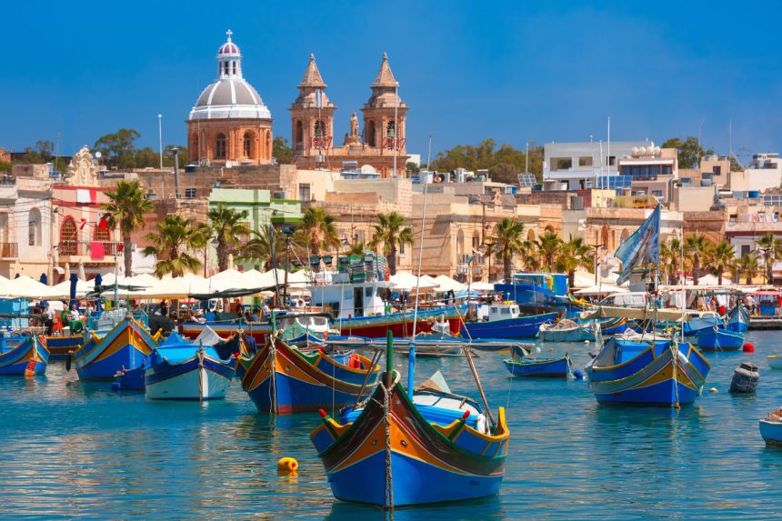 Malta y su conjunto de islas que se encuentran en el Mar Mediterráneo; reúne maravillas arqueológicas, una necrópolis subterránea, cuevas submarinas, fiestas en sus playas cálidas y el poder de su música popular llamada L-Għana