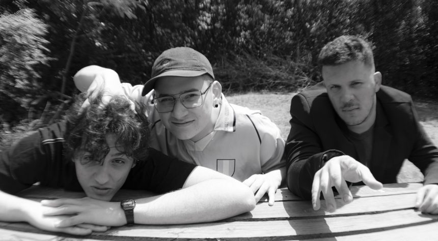 Elñ trío de «rock psicológico», Vernos Pasar, presenta las canciones variopintas de su álbum debut, «Es de quemar», en Strummer