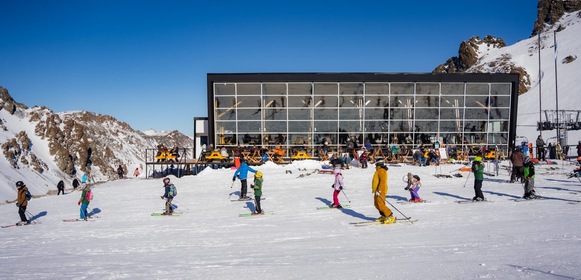 Viajes: para vivir la nieve en La Hoya a puro esquí