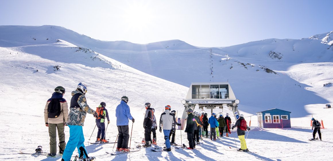 Se lanzó la temporada de invierno en la Montaña La Hoya, tan solo a 12 kilómetros de Esquel: todas las propuestas de la zona