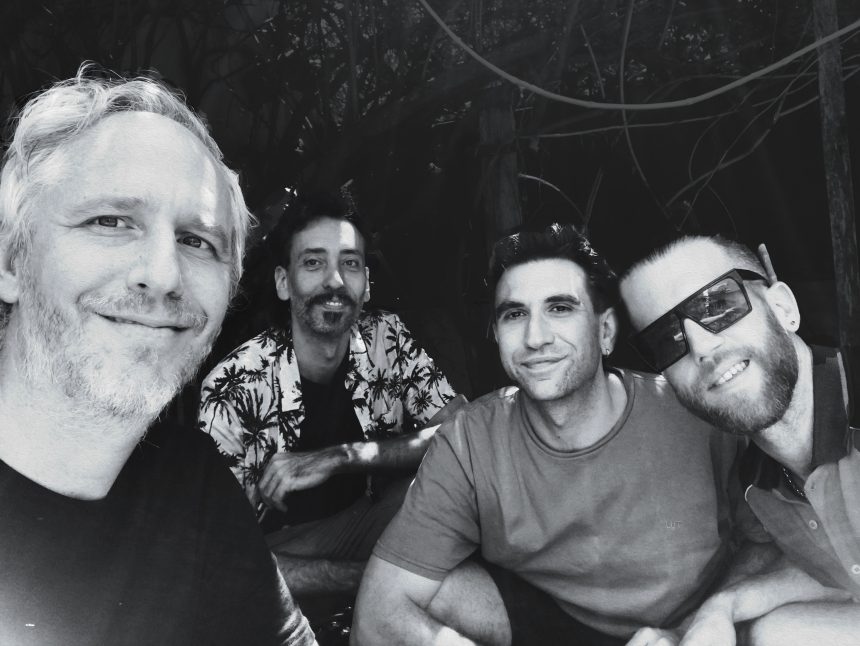 Con sonido ecléctico y moderno, Pájaro de Fuego aparece con su álbum «Cazador Galáctico», en el que a su propia composición le suman una genial versión de un tema de Sumo