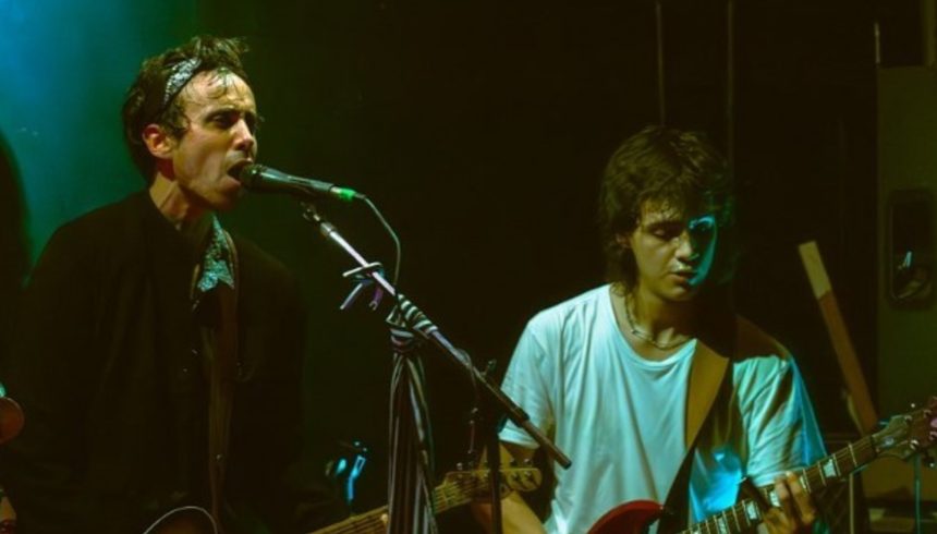 El banda de rock y pop Francia 98 sigue rodando reconfortantes canciones y videos: esta vez se trata de «El pescador», junto a Willy de Los Tipitos
