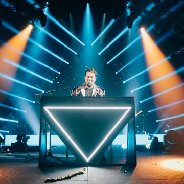 Mientras continúa presentándose en el Movistar Arena de Buenos Aires, Tan Biónica comparte el registro de «La última noche mágica», del show en el estadio de River Plate
