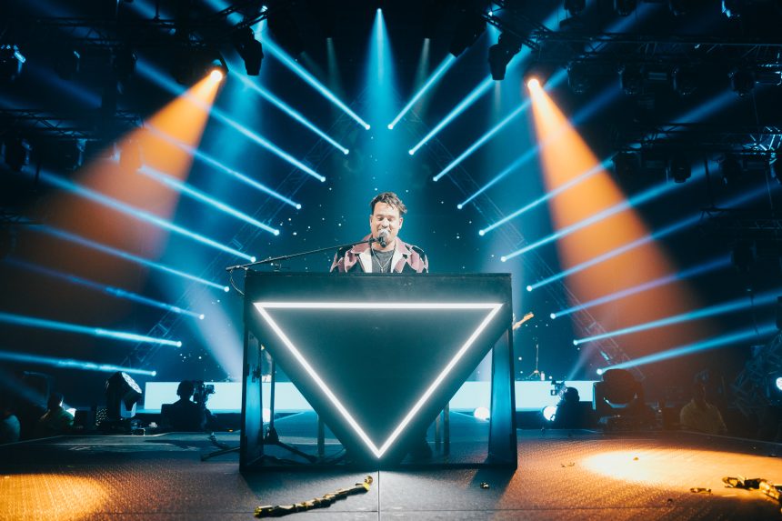 Mientras continúa presentándose en el Movistar Arena de Buenos Aires, Tan Biónica comparte el registro de «La última noche mágica», del show en el estadio de River Plate