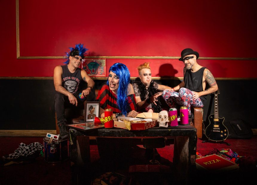 Nasty Neighbours, la perfecta combinación entre el indie – punk – glam a través de una propuesta sólida; presentan su primer disco, «Nastysismo»,  en La Tangente