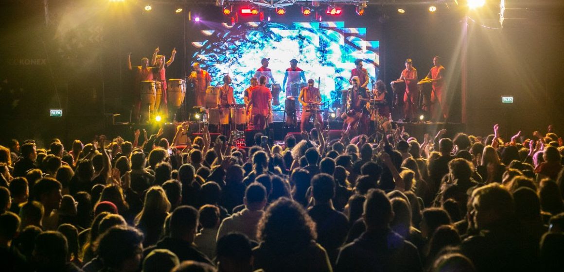 Tras su exitosa gira por Europa, la Bomba de Tiempo retoma su clásico «Lunes Bomba» en el Konex