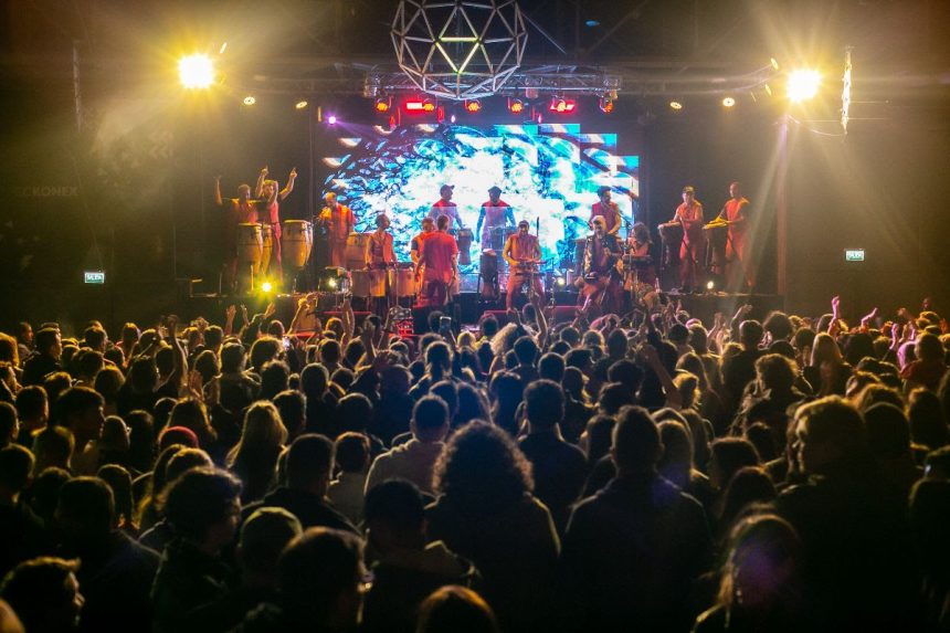 Tras su exitosa gira por Europa, la Bomba de Tiempo retoma su clásico «Lunes Bomba» en el Konex