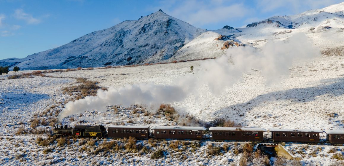 La historia viva de La Trochita, un viajero eterno sobre vías que cruza parte de la estepa patagónica