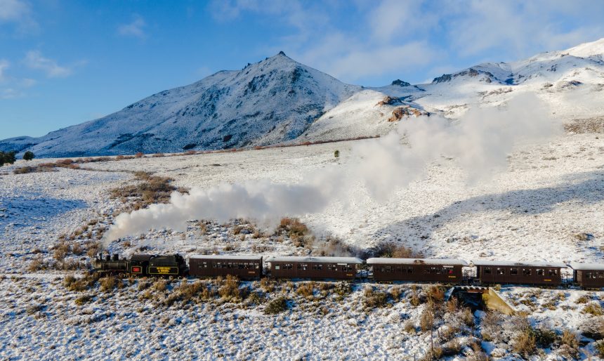 La historia viva de La Trochita, un viajero eterno sobre vías que cruza parte de la estepa patagónica