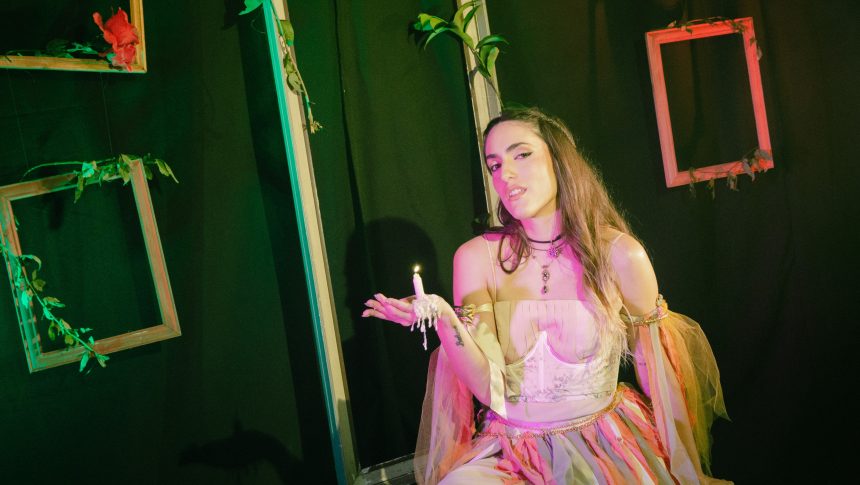 La cantante y actriz trotamundos, Rocío Cravero, y su flamante disco titulado «Duermevela», en el que indaga sobre los vínculos fugaces