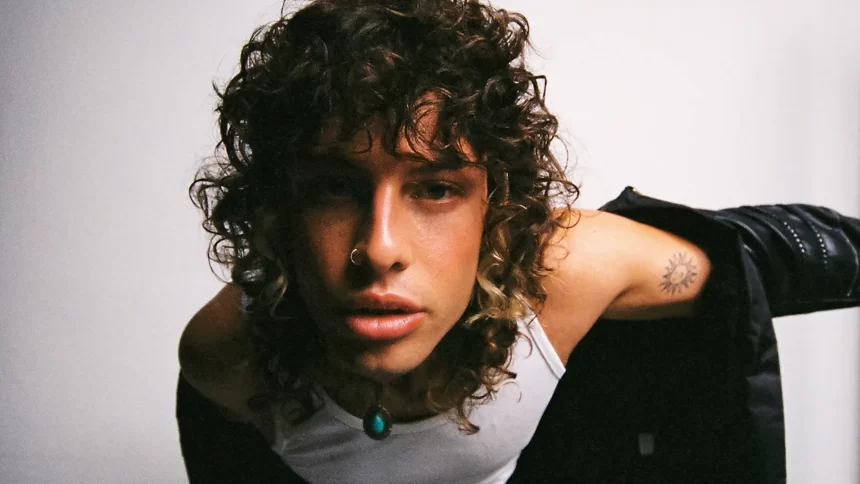 «Pájaro Azul», el espectacular debut discográfico de Leo Rizzi: entre el pop latino y el anglosajón