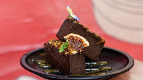 Una delicia de postre: Lingote de Chocolate Amargo con Praliné de Almendras, la nueva propuesta de Koi, el restaurante especialista en comidas asiáticas