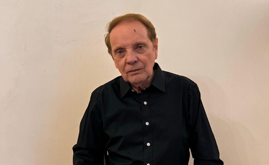 A los 80 años, Johnny Tedesco reaparece en bateas con sus clásicos remasterizados y dos canciones nuevas, además se viene un concierto en diciembre