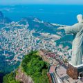 Río de Janeiro, la capital del estilo musical samba, con lugares espectaculares como el Corcovado, su Bosque de Tijuca, sus playas como la de Copacabana y las infaltables visitas a La Rosinha, la favela más famosa del mundo