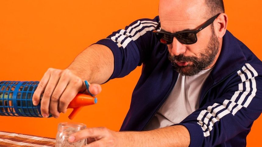 El recordado Martín Elizalde, de gran carrera solista y ex Falsos Profetas, en un registro fundamental: se trata de la canción «Nuestra casa», que grabó en vida junto a Manuel Moretti