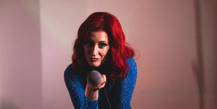La cantante argentina Laura González y su nuevo single «No debiera»: vínculos emocionales y sexo afectivas en la era digital