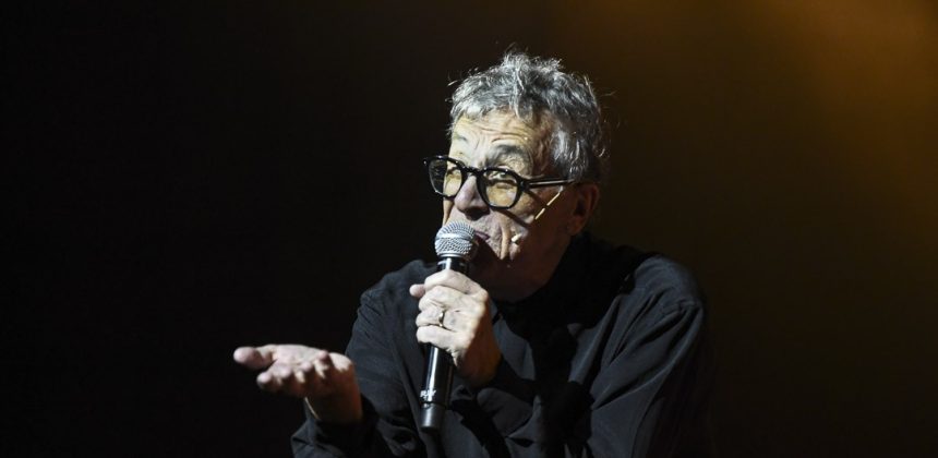 A los 80 años, Billy Bond, pionero del movimiento de rocanrol en Argentina, autocelebró sus años mozos junto a destacadas figuras que se acercaron al Teatro Gran Rex