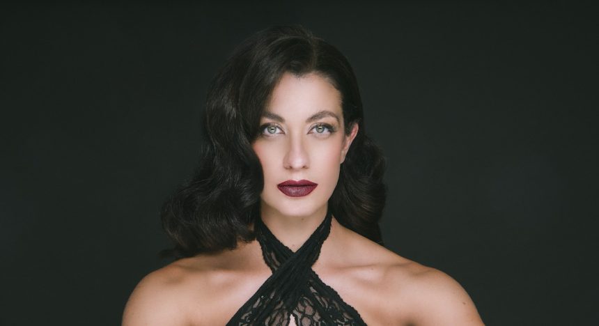 Representante indiscutida de la world music, la argentina Lila Frascara versiona, junto a Jamaica Reggae Cuts, a los suecos de Koop y su canción «Koop Island Blues»