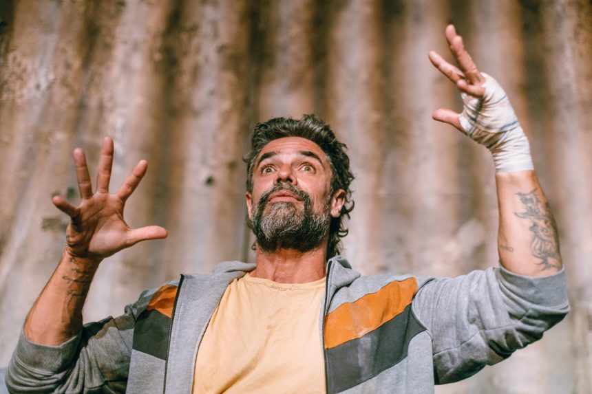 Tras el éxito en temporada veraniega marplatense, Luciano Castro continuará en el Teatro Picadero con su unipersonal «Caer (y levantarse)» en el mes de mayo