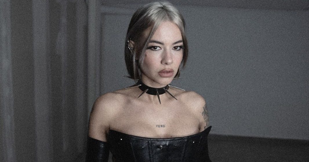 La cantante española Xina Mora y un álbum conceptual en el que reúne desde hard techno hasta tintes urbanos; entre sus invitados aparece el argentino YSY A