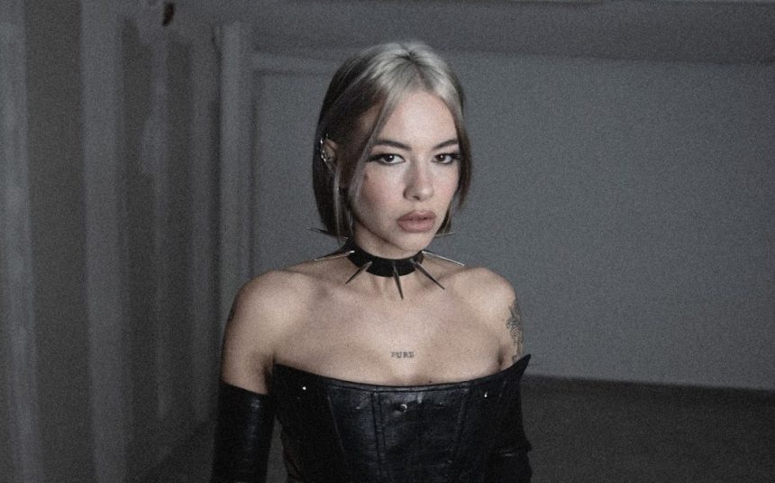 La cantante española Xina Mora y un álbum conceptual en el que reúne desde hard techno hasta tintes urbanos; entre sus invitados aparece el argentino YSY A