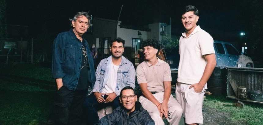 Migrantes, grupo cuyos integrantes son oriundos de Lincoln, esta vez se unen a Los Nocheros para fusionar chacarera y cumbia en la canción «Mi chica de pueblo»