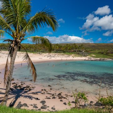 Isla de Pascua, entre piedras históricas talladas, aguas calmas, arena fina, un volcán, la evocación al «Hombre Pájaro» y músicas típicas como el sua sua y el tamuré